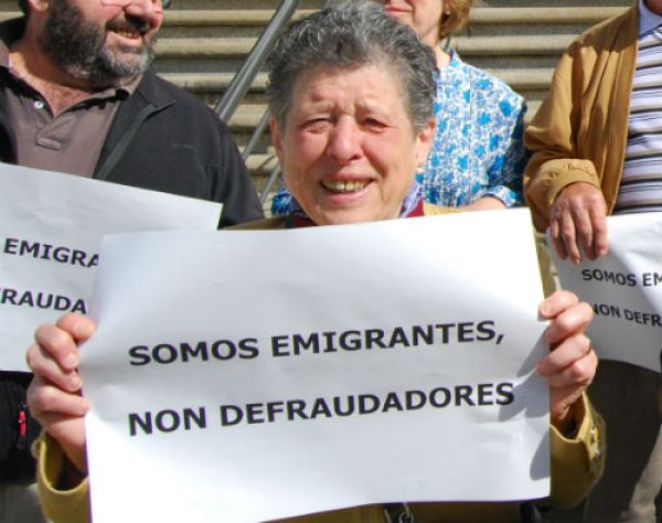 Esta concentración de emigrantes retornados delante de Hacienda, pasa a ser un delito/Tresuno Comunicación