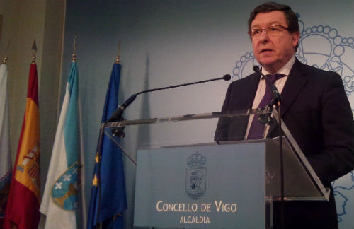 El segundo teniente de alcalde, Carlos López Font, este jueves, durante la rueda de prensa en el Concello/Tresyuno Comunicación