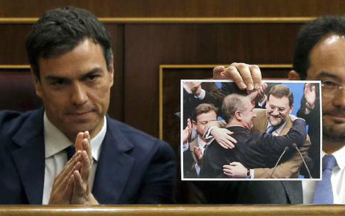 El secretario general del PSOE aplaude que uno de sus diputados enseñe una foto de Rajoy abrazando a Rato, este miércoles en el Pleno del Congreso
