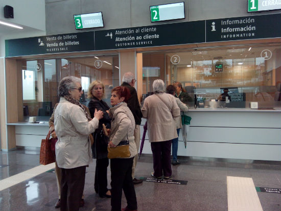 Personas en la taquilla de la Estación de Urzáiz/Tresyuno Comunicación