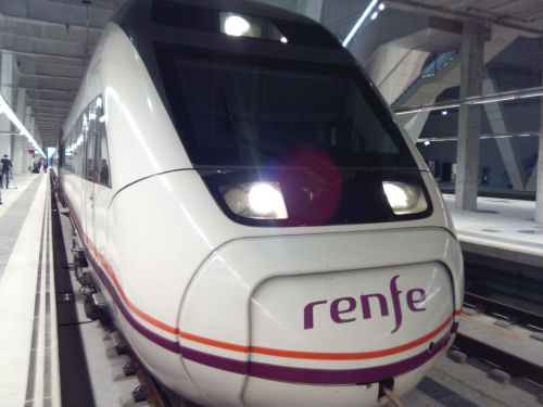 El tren en la Estación de Urzáiz/Tresyuno Comunicación