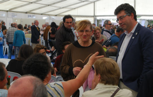 El alcalde, Javier Bas, con algunos de los vecinos y comensales que fueron a comer hoy a Redondela/Tresyuno Comunicación