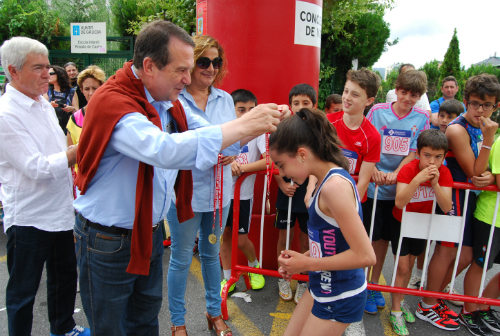 O alcalde entregou as medallas aos participantes, acompañado pola tenente de alcalde, Carmela Silva, e o concelleiro de Deporte/Tresyuno Comunicación