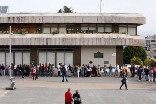 Cola en el Concello para solicitar las ayudas de emergencia para familias
