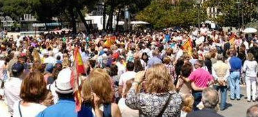 La 'concurrida' concentración en la Plaza de Colón de Madrid