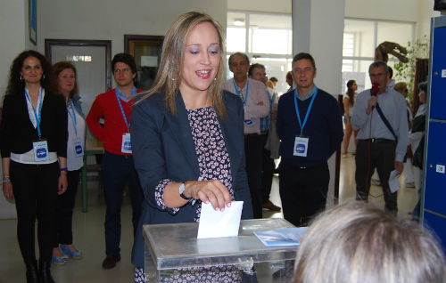 Elena Muñoz, cabeza de cartel del PP, votando en un instituto de O Castro/Tresyuno Comunicación