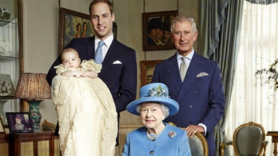 La reina y las tres personas que están detrás de ella en la línea de sucesión de la corona del Reino Unido
