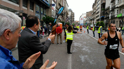 El alcalde animando a los participantes, entre ellos al vicepresidente del Gobierno de Galicia, Alfonso Rueda/Tresyuno Comunicación
