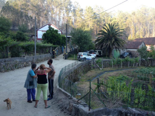 Vecinos de Valdefría fuera de sus casas