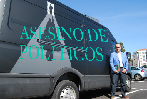 Fernando López de Oso, autor de la novela, este miércoles, en Vigo, junto a la furgoneta que promociona el libro/Tresyuno Comunicación