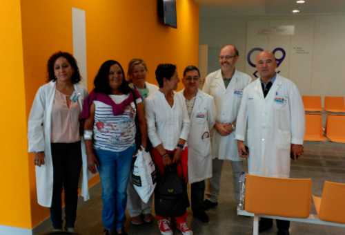 Manuela y Susana, con el equipo de diálisis, este lunes, en el nuevo hospital/Tresyuno Comunicación