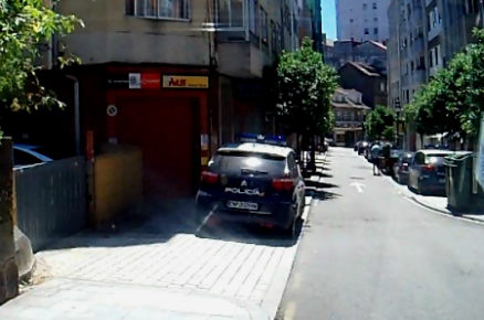 Un policía fuera de servicio detiene en Vigo a un hombre que intentaba robar un coche con una mujer y sus hijos dentro
