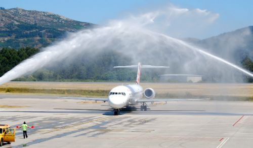 El avión recibe el tradicional 'bautizo' al llegar a la pista de Peinador/Tresyuno Comunicación