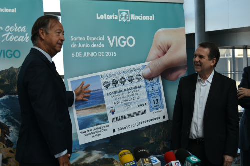 El alcalde, junto a uno de los responsables de Loterías, este miércoles en Vigo/Tresyuno Comunicación