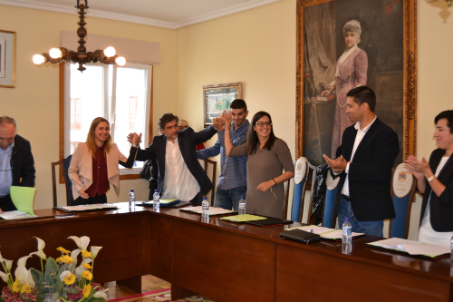 Foto: Tresyuno Comunicación// Momento de ser nombrado alcalde Xosé Rguez Méndez