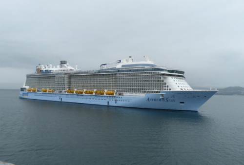 El Anthen of the Seas, uno de los cruceros más grades del mundo cuyos 6.300 pasajeros y tripulantes se han encontrado, este jueves, el Puerto de Vigo en estas condiciones