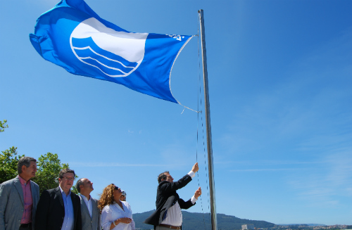 Izado de la Bandera azul en Argazada, este viernes/Tresyuno Comunicación