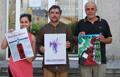 Os membros do xurado, a xornalista Sara Vila, o alcalde de As Neves, Xosé Manuel Rodríguez Méndez e o profesor Agustín Valiño, co cartaz gañador e os dous cartaces finalistas