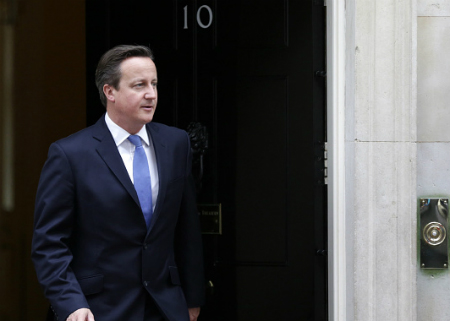 El primer ministro Cameron saliendo del número 10 de Downing Street
