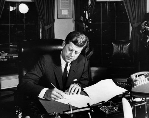 El presidente Kennedy firmando el bloqueo de Cuba en 1962