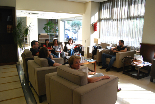 Parte de los empleados del Ensenada, dentro del hotel,del cual no pueden irse porque no es posible cerrar las puertas y temen que alguien pueda instalarse dentro si se marchan/Tresyuno Comunicación