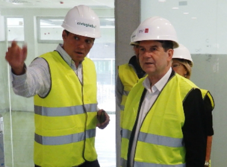 El alcalde visitando las obras de Navia, este miércoles