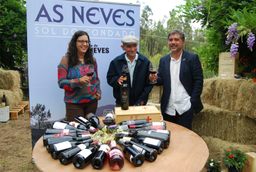 La concelleira de Cultura e Turismo de As Neves, Rosana Aballe, el viticultor y pregonero de la Feria, Manuel de Amaro, y el alcalde, Xosé Manuel Rodríguez Mández, este viernes durante la presentación de la Feria/Tresyuno Comunicación