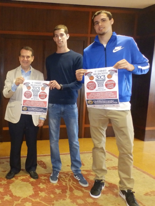 O alcalde con un dos xogadores participantes e co xogador do Joventut, o vigués Alberto Abalde. O alcalde é o de a esquerda