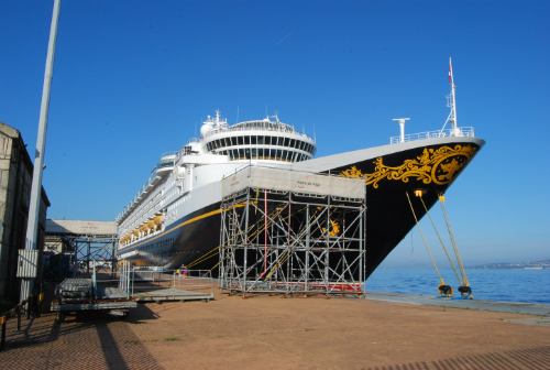 El barco no puede ser visitado por el público...y casi no puede ser fotografiado, dadas las 'barreras' puestas por el Puerto/Tresyuno Comunicación
