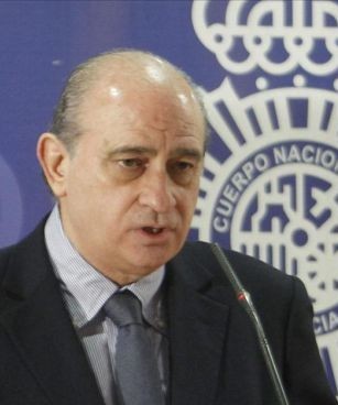 Fernández, ministro de Interior, se opone a los matrimonios gays, impulsó la ley mordaza, dice que las concertinas no hacen daño y condecoró a la Virgen