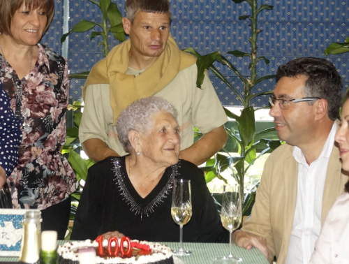 Dona Digna, onte, apagando as candeas do seu 100 cumpreanos, co alcalde de Redondela