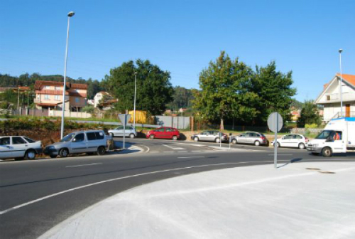 Coches estacionados preto do Cunqueiro/Tresyuno Comunicación