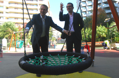 O alcalde, co conselleiro de PArques e Xardíns, Ángel Rivas, este mércores, no novo parque infaltil da Praza da Independencia/Tresyuno Comunicación