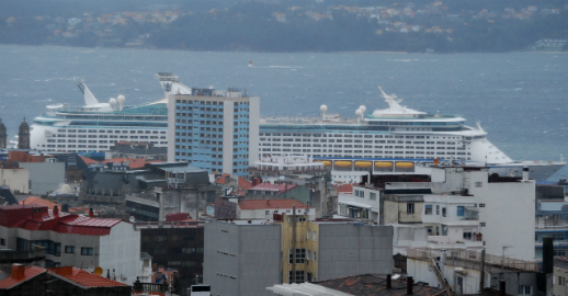 El 'Explorer of the Seas', atracado en Vigo este domingo por la mañana/Tresyuno Comunicación