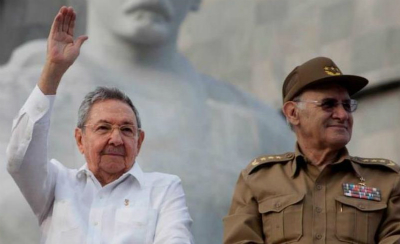 El general Colomé junto al presidente de Cuba Raúl Castro