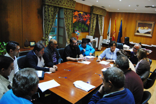 A alcaldesa do Porriño, Eva García de la Torre, durante a sinatura, no seu despacho, dos convenios con asociacións locais