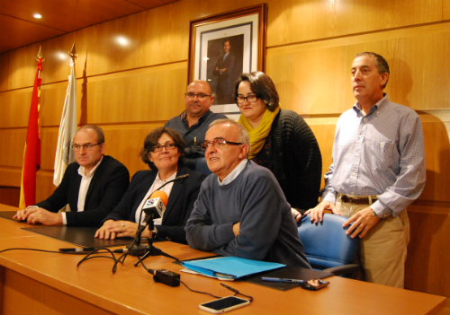 Raúl Francés, apoiado pola alcaldesa, Eva García de la Torre, e todos os seus compañeiros do Goberno local do Porriño, este luns durante a rolda de prensa que deu no Concello