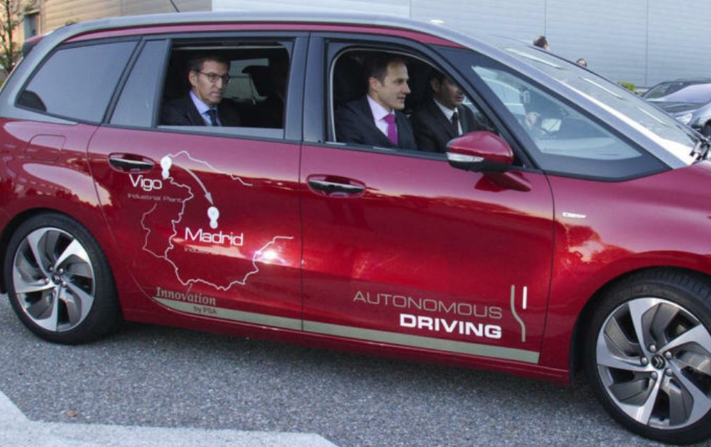 El presidente del Gobierno de Galicia probó el coche en un trayecto de su viaje