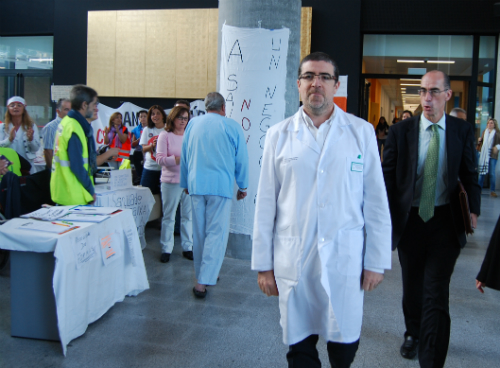 El gerente del Área Sanitaria, Félix Ruibal, junto al conselleiro Vázquez Almuiña, en el Álvaro Cunqueiro (ARCHIVO)/Tresyuno Comunicción