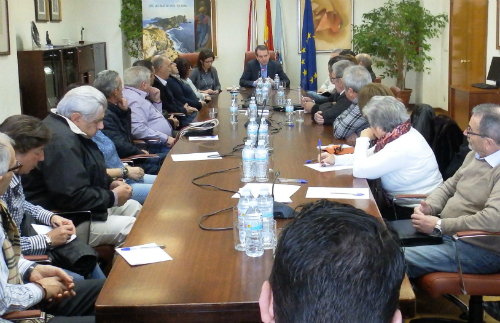 El alcalde con representantes de 25 entidades y asociaciones de la ciudad, este viernes