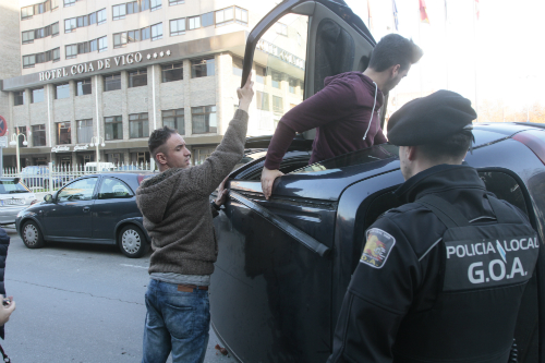 El conductor ayudado a salir del coche