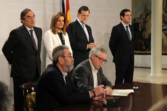 Los representantes de los 'sindicatos', de la patronal y el Gobierno firmando el acuerdo para el cobro de estos 426 €