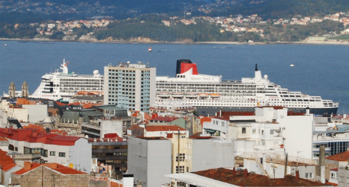 El 'Queen Mary atracado en Vigo este domingo/Tresyuno Comunicación