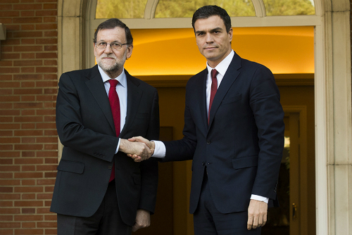 Saludo gélido del presidente en funciones y el secretario general del PSOE antes de la entrevista de este miércoles