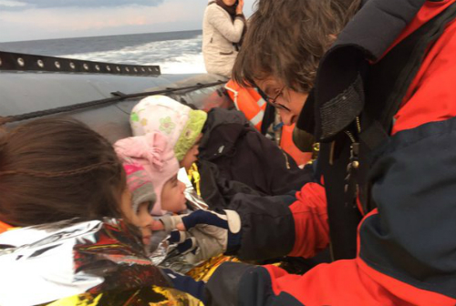 Voluntarios ayudando a refugiados que atraviesan el Egeo de Turquía a Grecia.Foto: MSF