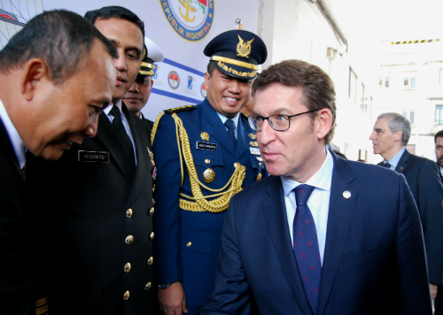 EL presidente Feijóo saluda a representantes del Gobierno y de la Armada de Indonesia