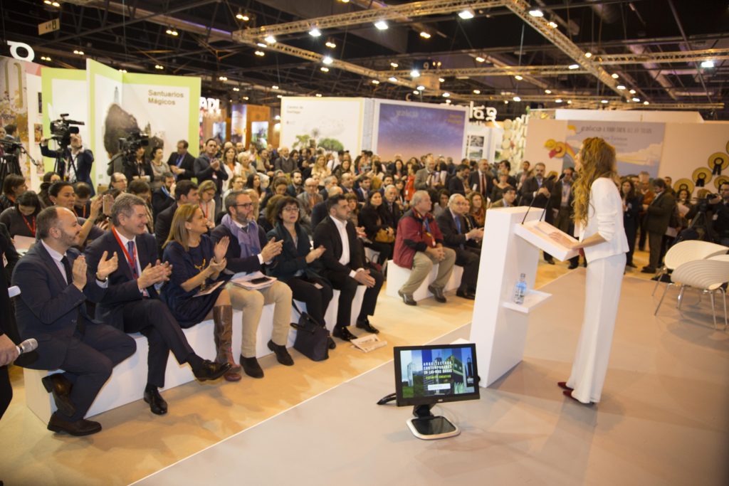 Carmela Silva dirixíndose ao público en Fitur