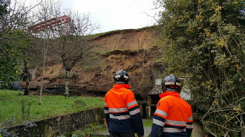 Desprendimiento muro de cabecera de Peinador