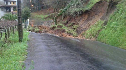 Desprendimiento de tierra en Mos