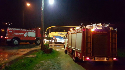 Bomberos de Mos auxiliando al conductor de un autobus
